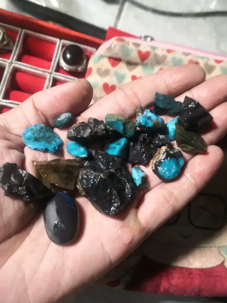 Bahan potekan batu bacan biru dan hitam minion