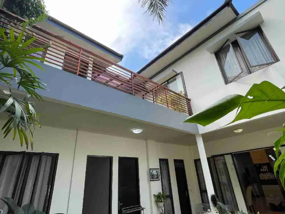RUMAH HADAP TIMUR 2 LANTAI LENGKAP 5 KAMAR TIDUR SIAP HUNI