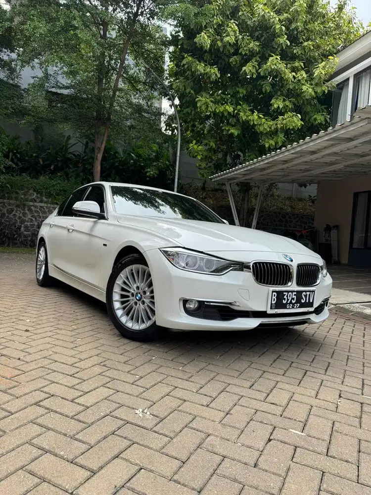 BMW 320i N20 Luxury Low KM