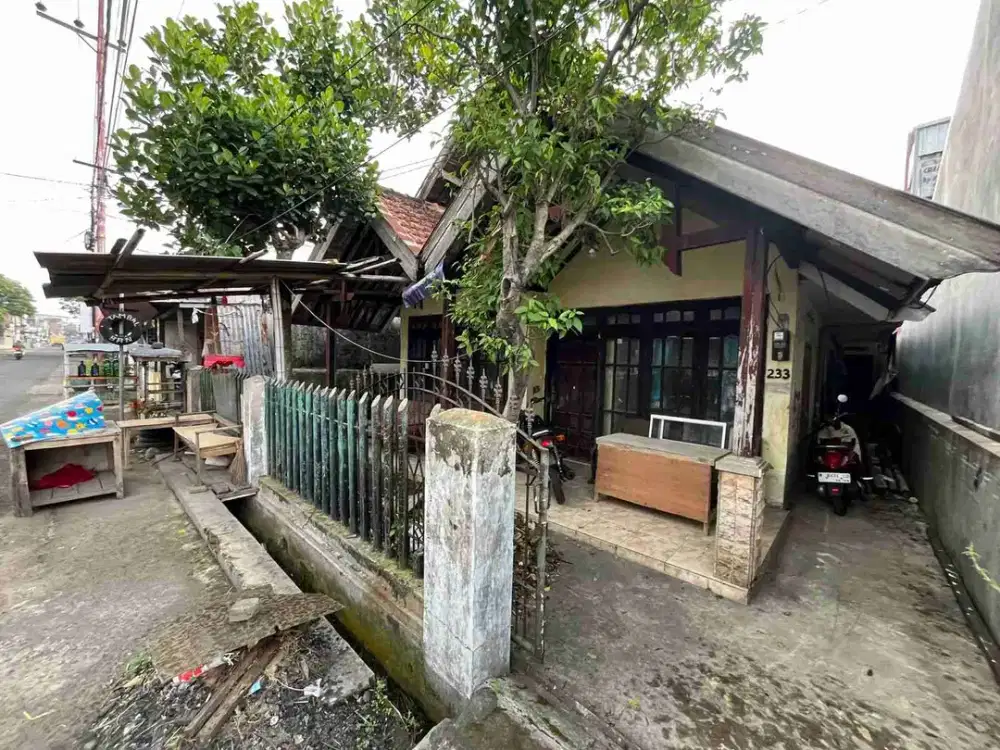 rumah lama harga tanah di jalan raya ketangi daerah tunggulwulung tegalgondo belakang kampus UNMUH, dekat suhat bagus direnov jadi kos elite atau kantor karena di pinggir jalan