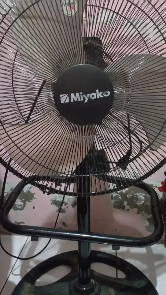 Kipas Angin Miyako Hitam