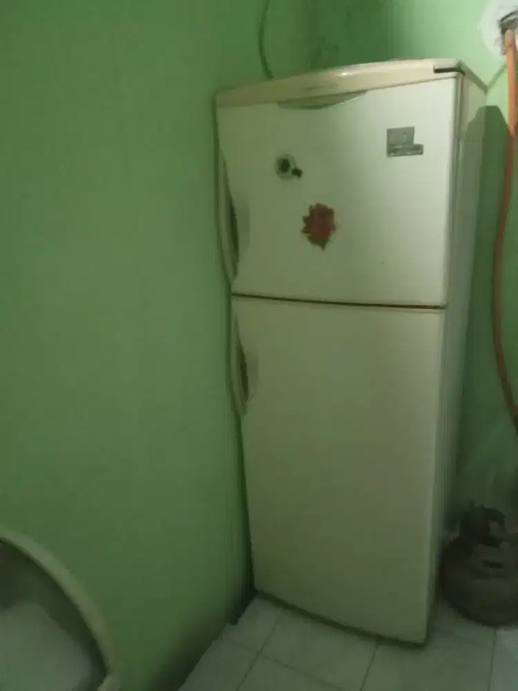 Jual kulkas bekas 2 pintu merk sanyo nyala tidak dingin