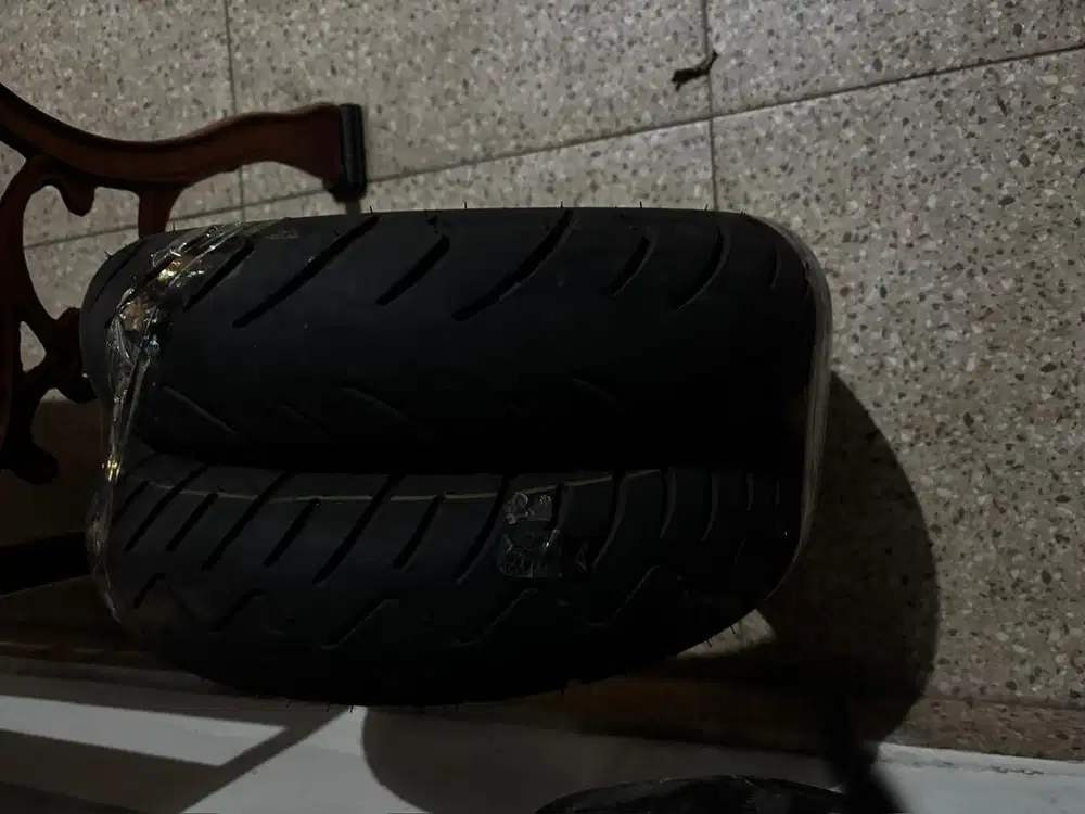 2 Ban baru pakai 3 bulan, 1 berlubang utk motor yamaha gear