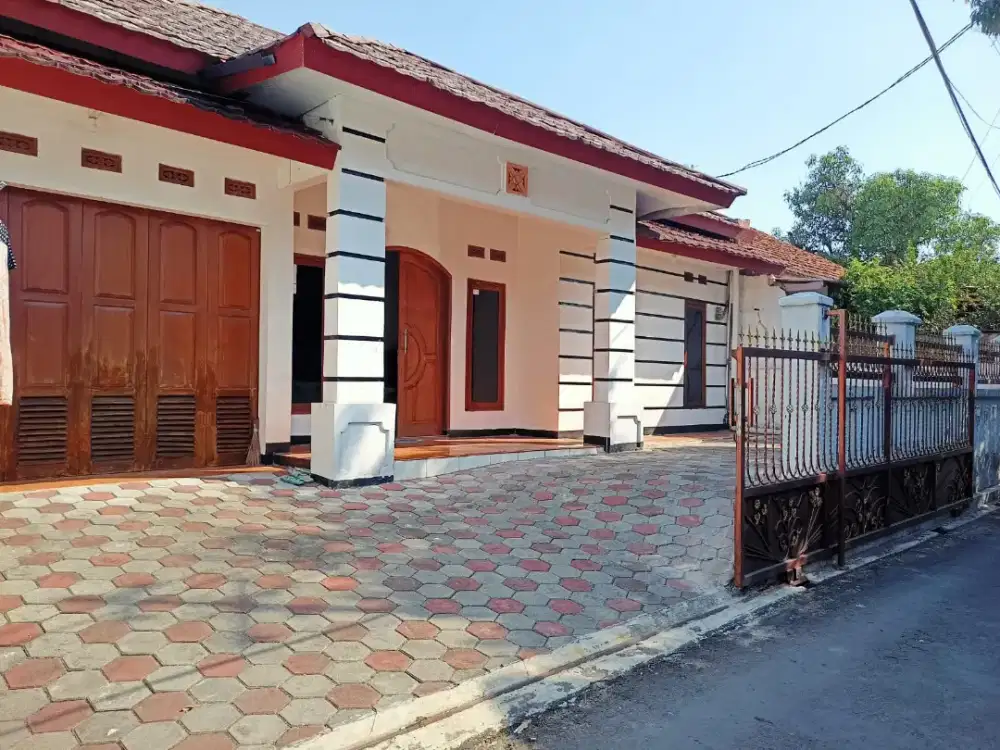Disewakan Tahunan Rumah Full Furnished Siap Huni di Tengah Kota