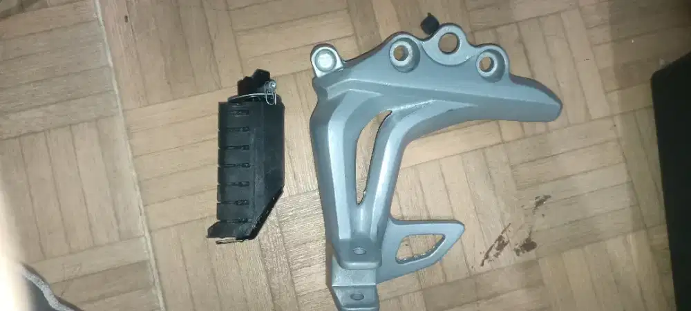 pijakan sepeda motor Jupiter z tahun 2010, sebelah kiri, kondisi baru