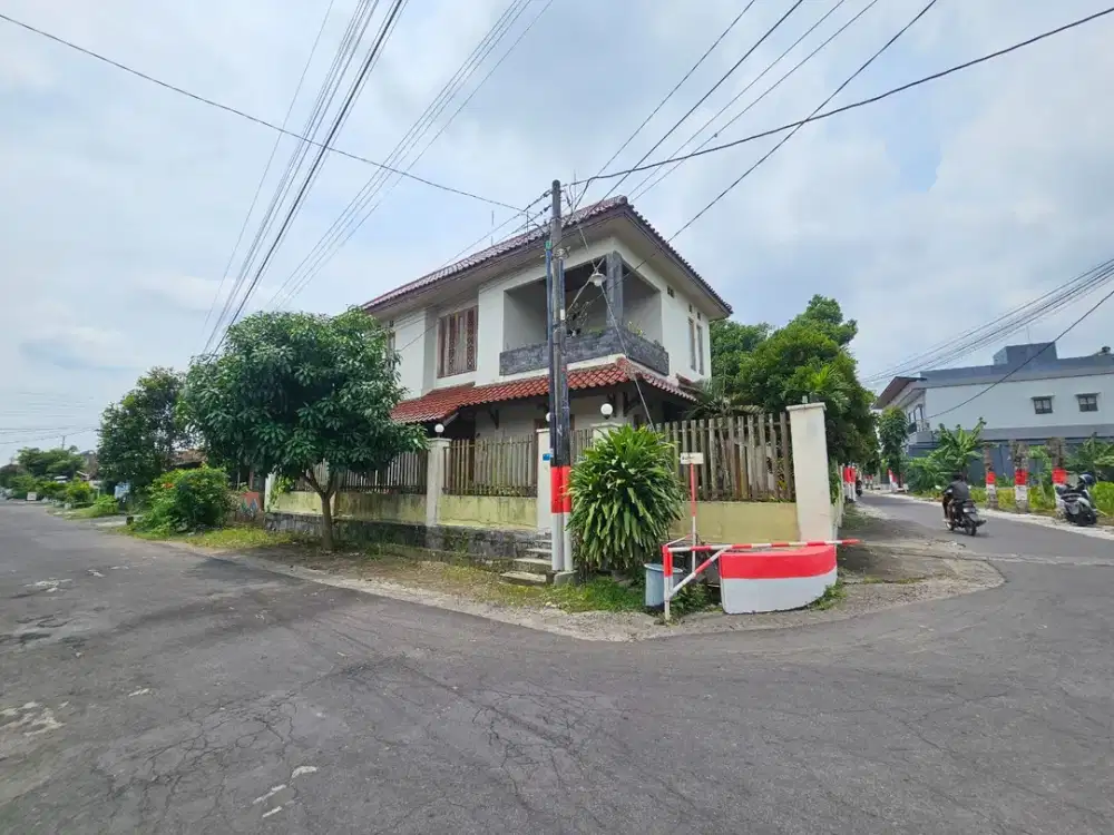 Rumah Tropis Hook Dekat Kampus Ukrim Purwomartani Kalasan Sleman