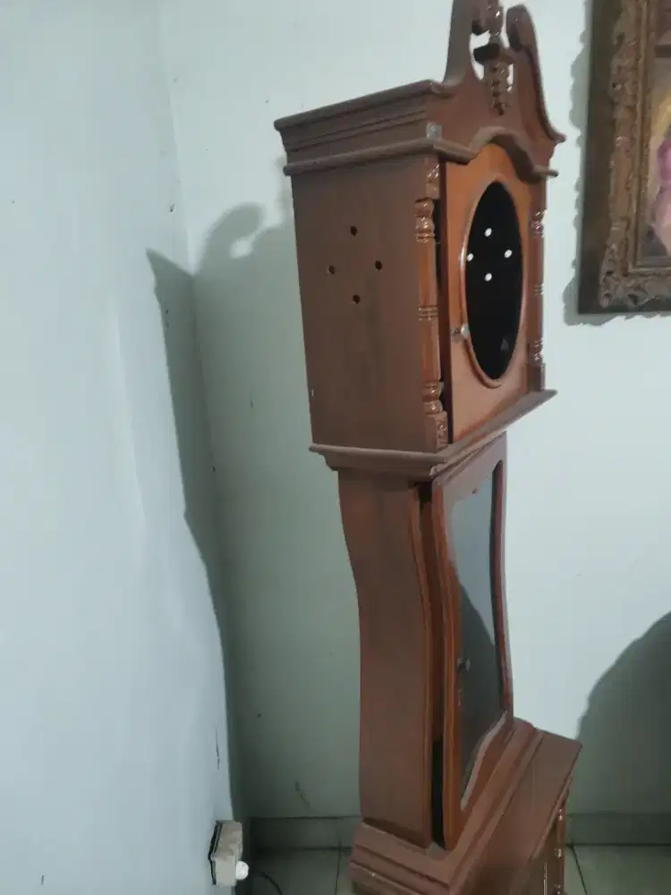 Rumah Jam berbahan kayu jati Jepara