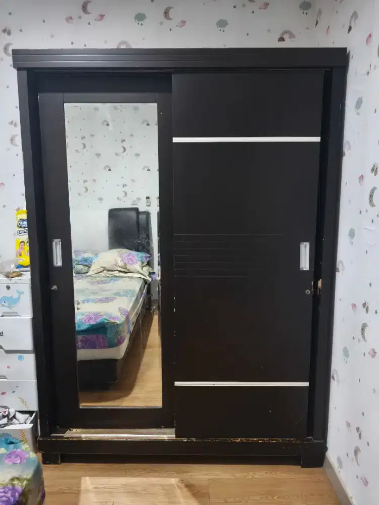 Lemari Pakaian Pintu Geser