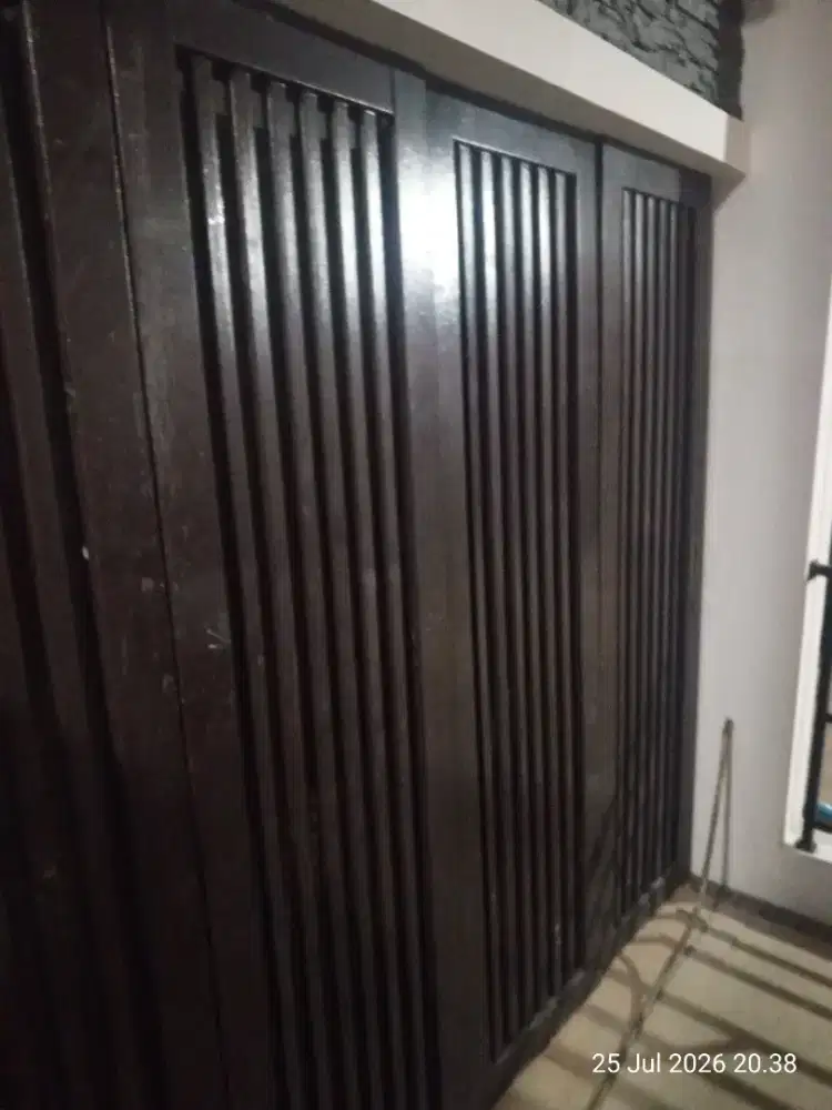 Pintu besi garasi