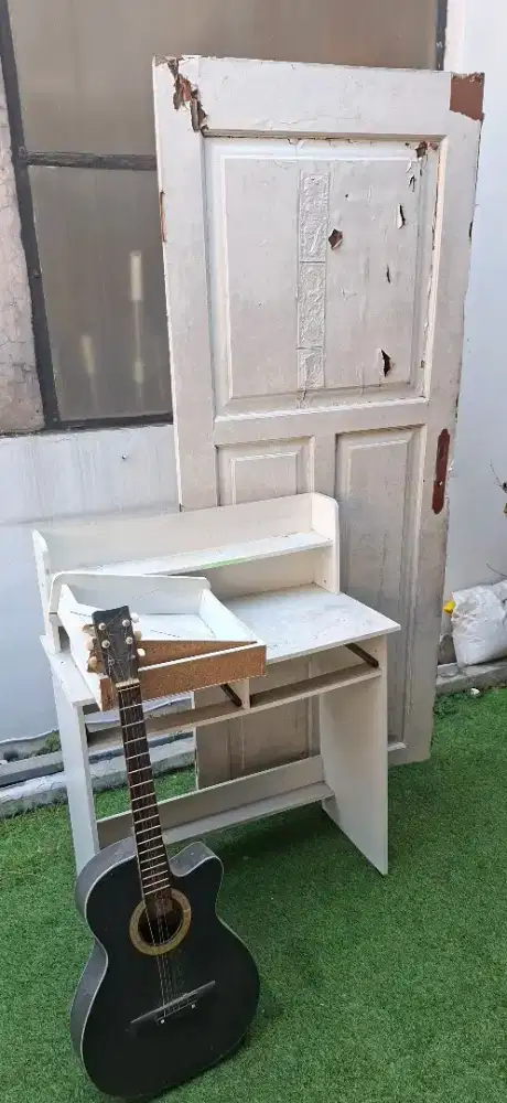 Paketan meja belajar, pintu dan gitar