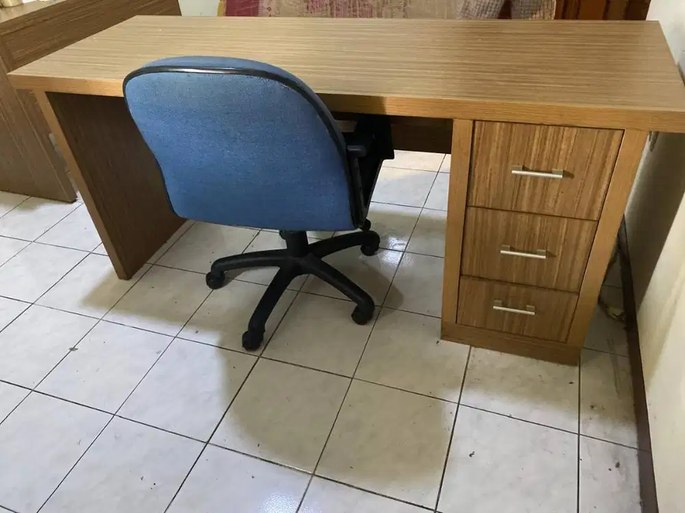 Meja Kantor Executive 3 Laci + Kursi Kantor Putar - Kondisi baik