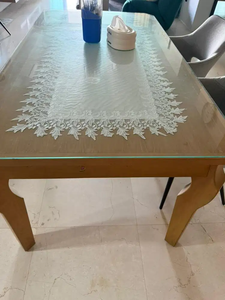 Dijual 2 Meja : Meja Makan Kayu dan Meja Ruang tamu berlaci