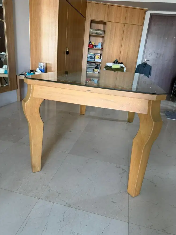Dijual 2 Meja : Meja Makan Kayu dan Meja Ruang tamu berlaci