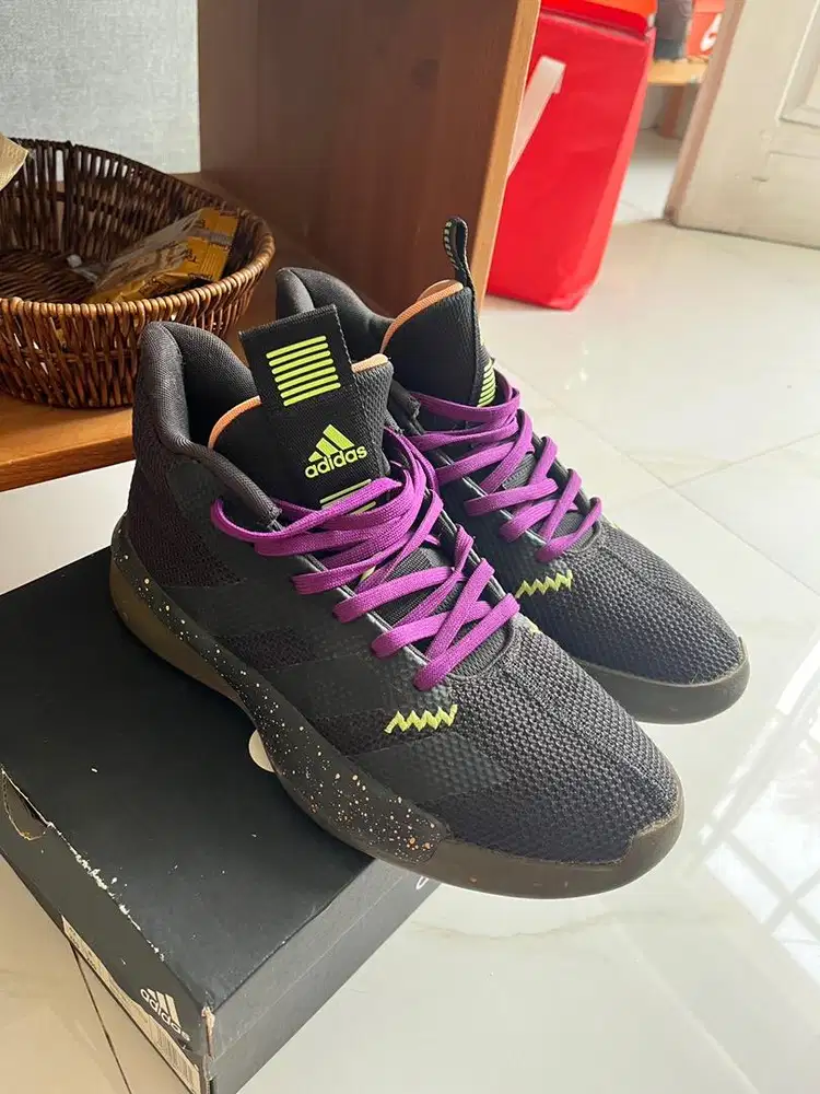 Sepatu basket adidas pro next