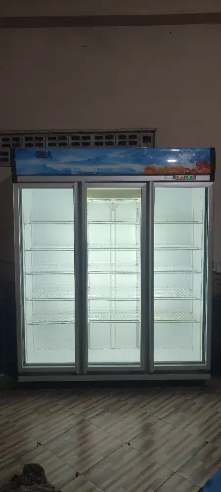 Showcase 3 pintu Gea
