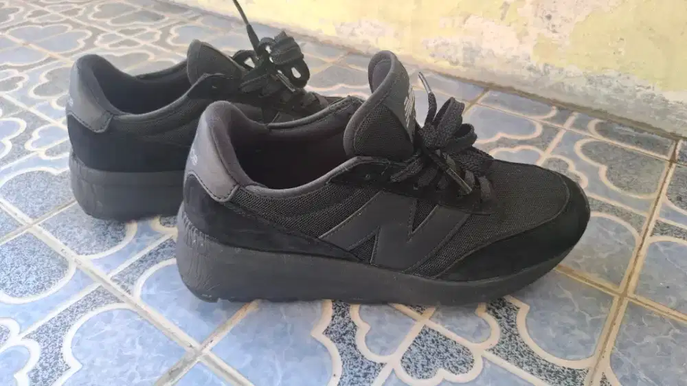 Sepatu New Balance Full Black