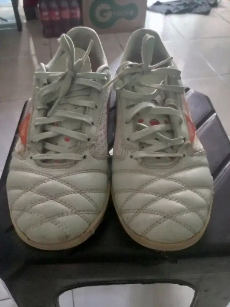 Dijual sepatu futsal merk ortuseigh ( original), jarang dipake, nmr 38