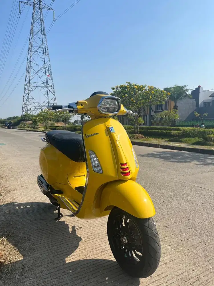 Vespa sprint S 2022 yellow