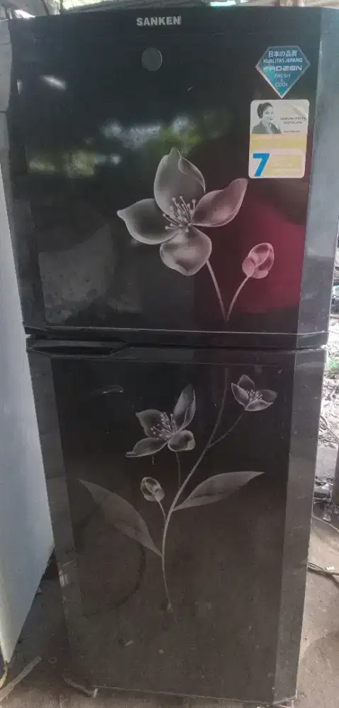 Di jual kulkas sanke 2 pintu kondisi normal siap pakai