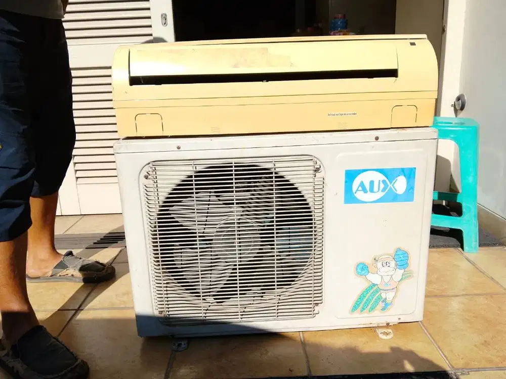 AC merk Aux bekas .masih jalan