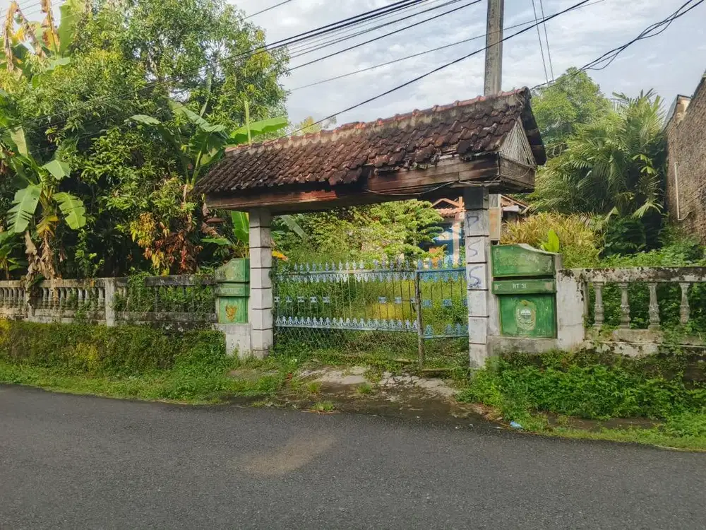 TANAH HOOK 958 m2. LOKASI STRATEGIS, COCOK UNTUK KOS, VILLA,atau USAHA