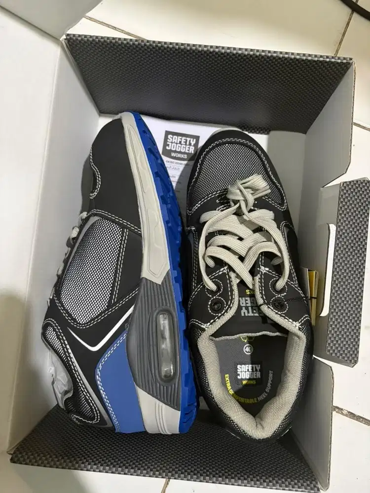 Sepatu safety jogger