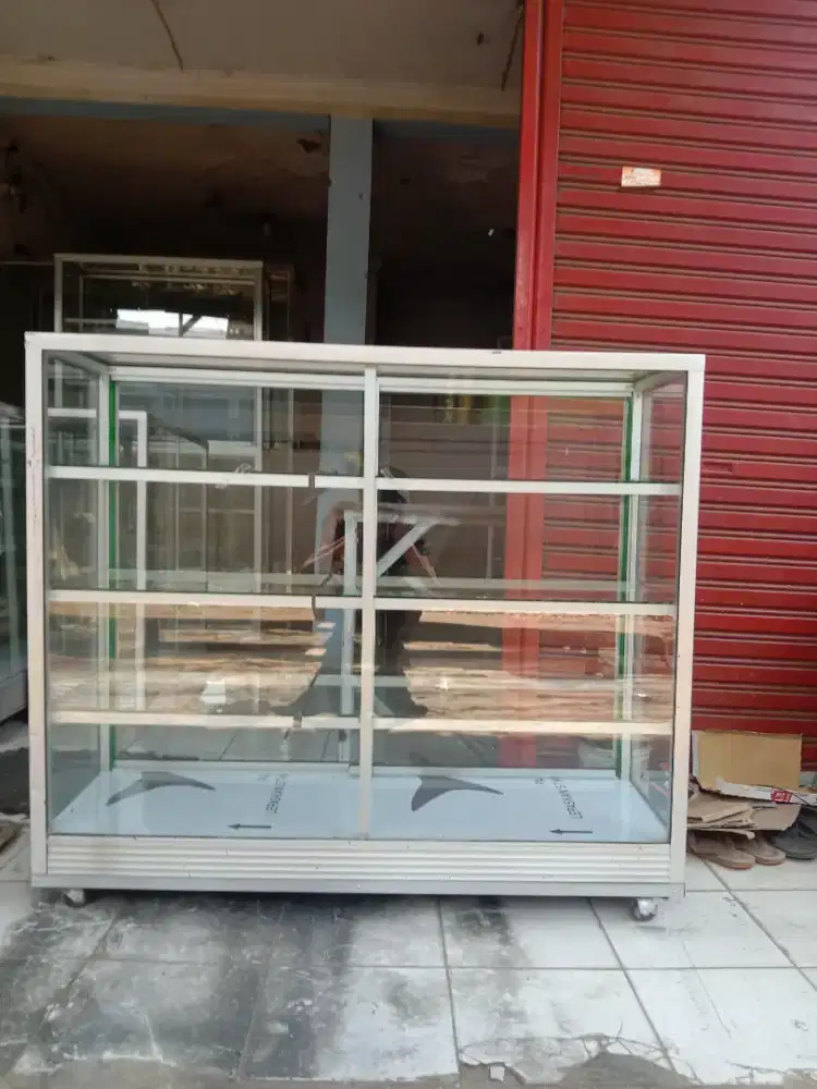 Kaca etalase second