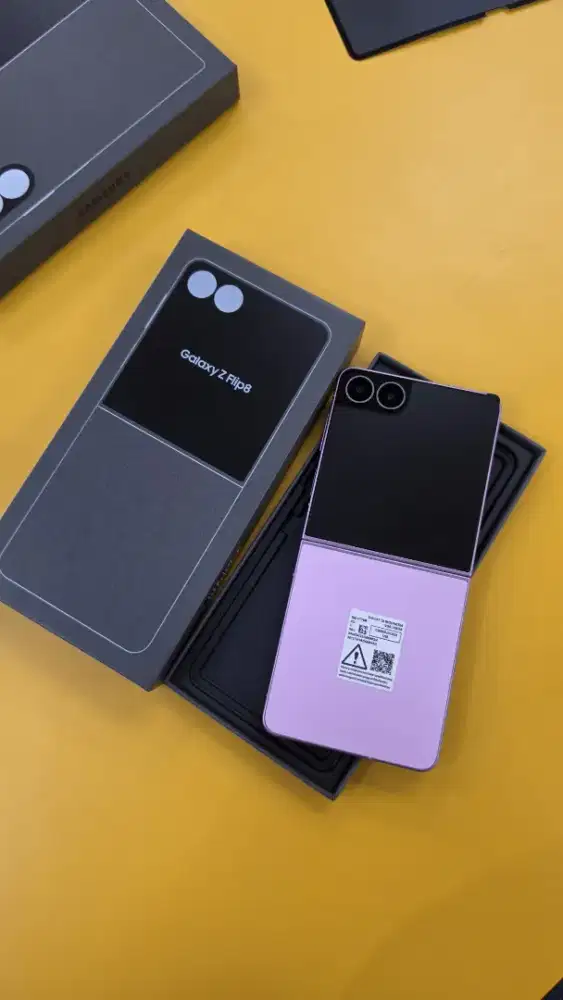 SAMSUNG GALAXY Z FLIP 8 PREE ORDER