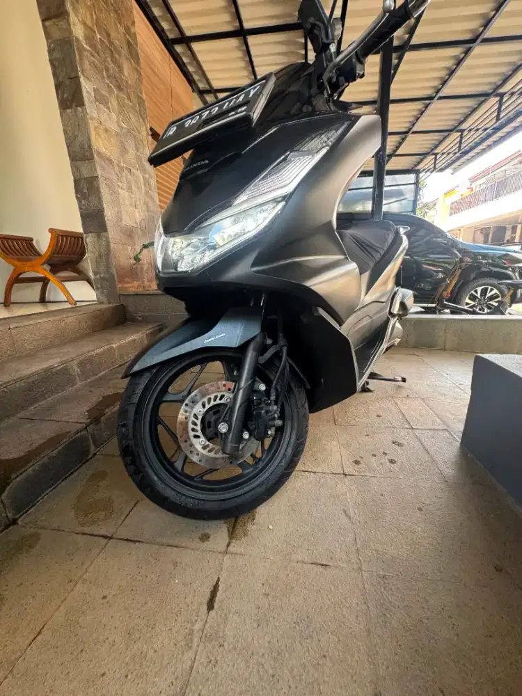 Honda PCX ABS tahun 2022, warna hitam