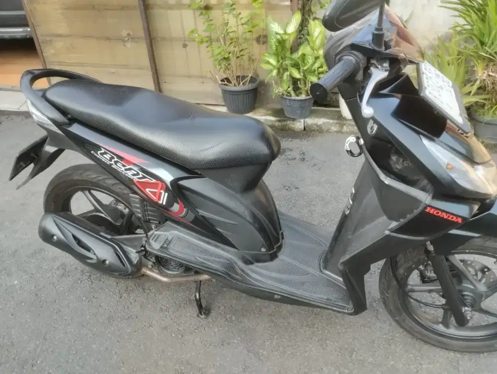 Honda Beat 2010, karbu, hitam