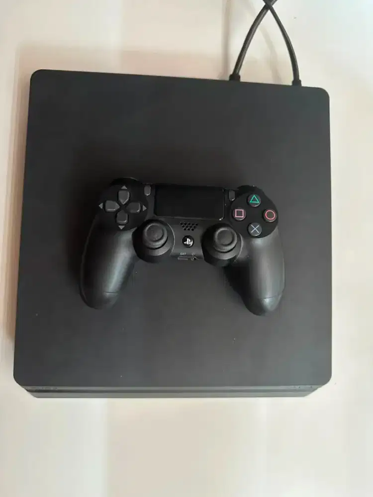 PS 4 Slim 1 TB kondisi bagus