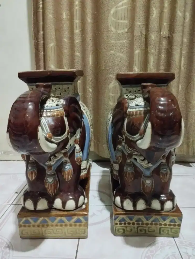Keramik duduk bentuk gajah sepasang (nego)
