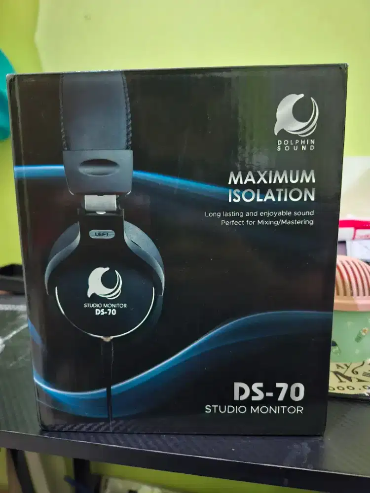 Headset monitor dolphin sound