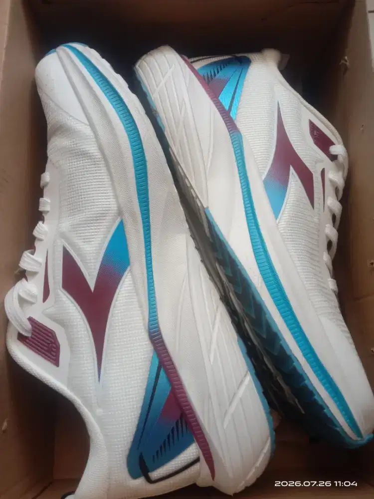 Sepatu Joging dan Bulutangkis merk  Diadora Ori UK 43