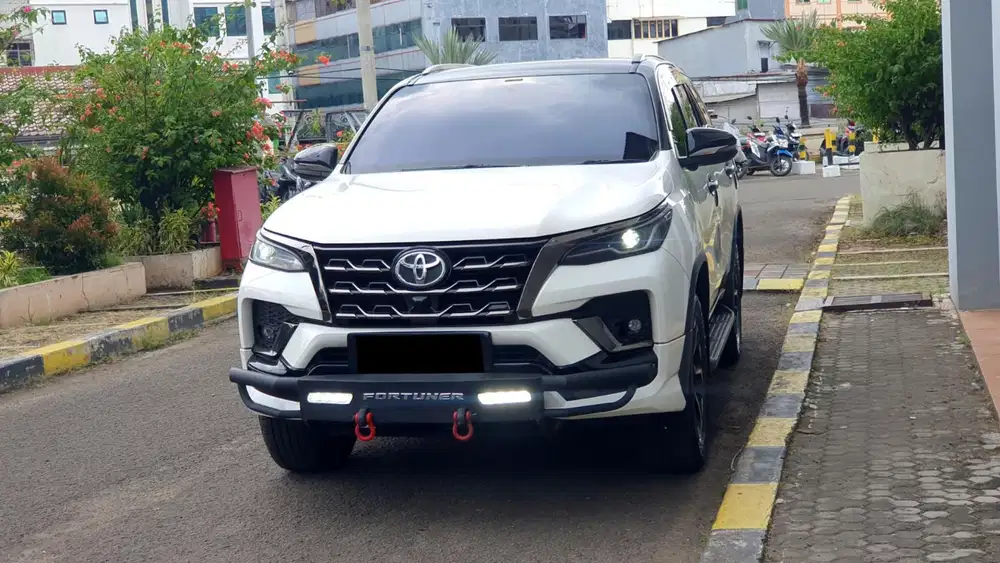 Km 26rb toyota fortuner srz gr sport 2022 putih bensin