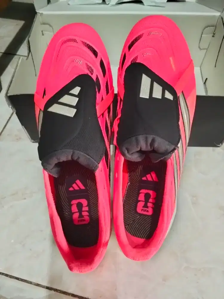 Sepatu bola Adidas