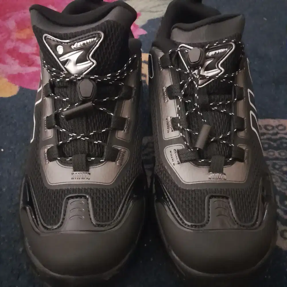 SEPATU SISA STOK GUDANG MODEL LV LOUIS VUITTON RUNNER TATIC HITAM 41