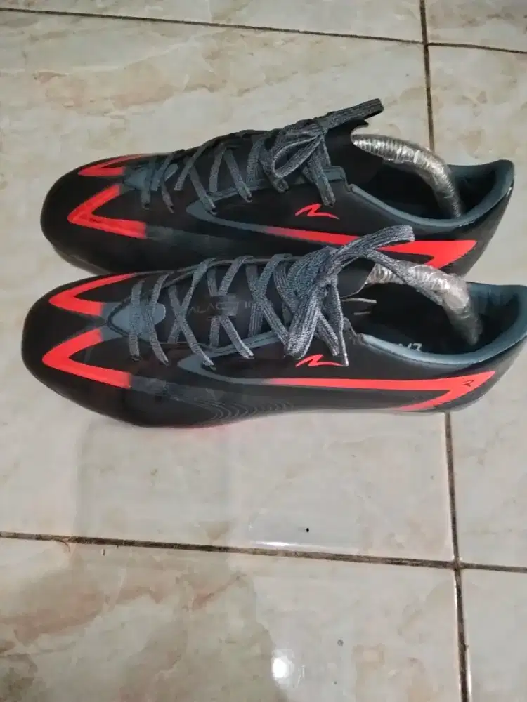 Sepatu bola edisi Reacto no 41