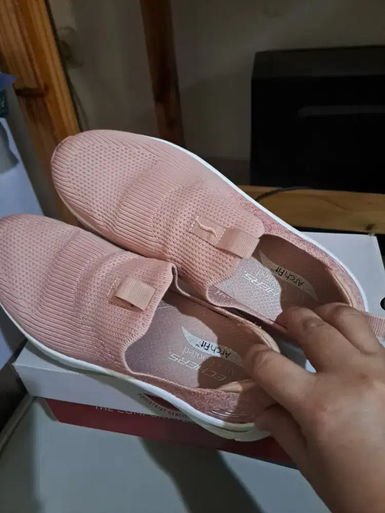 Sepatu Skechers Archfit D'LuxKey Journey