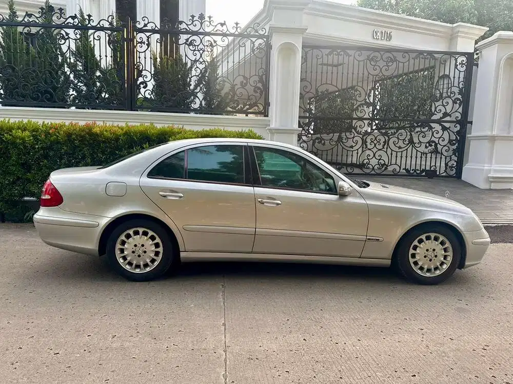 Mercedes-Benz E200 2003 Bensin