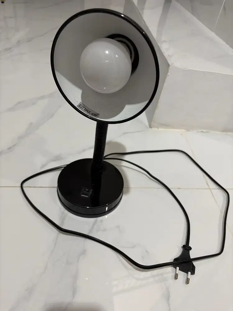 Lampu meja beljar