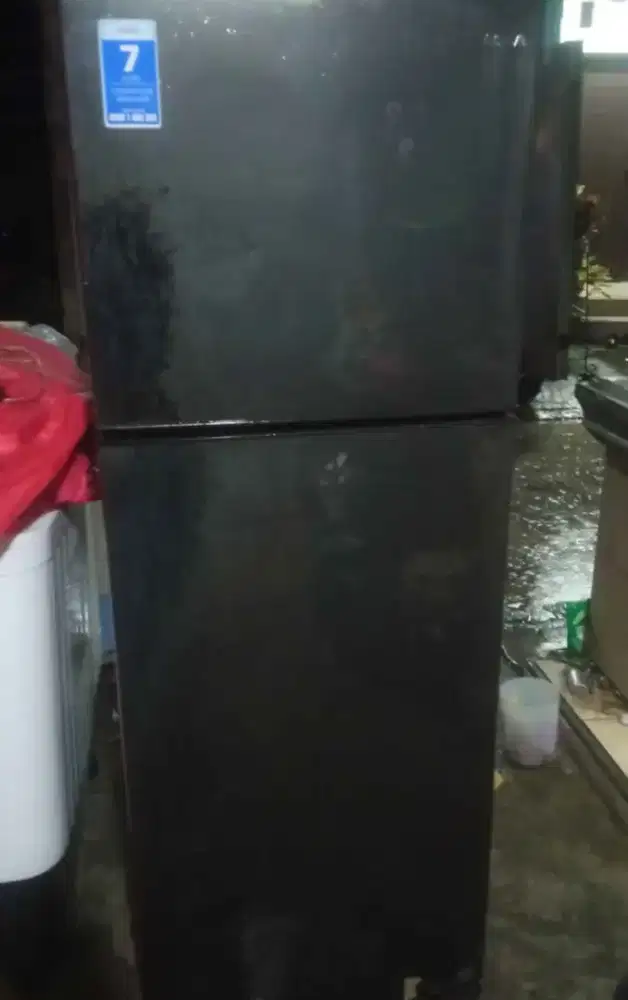 Kulkas 2pintu merek Aqua