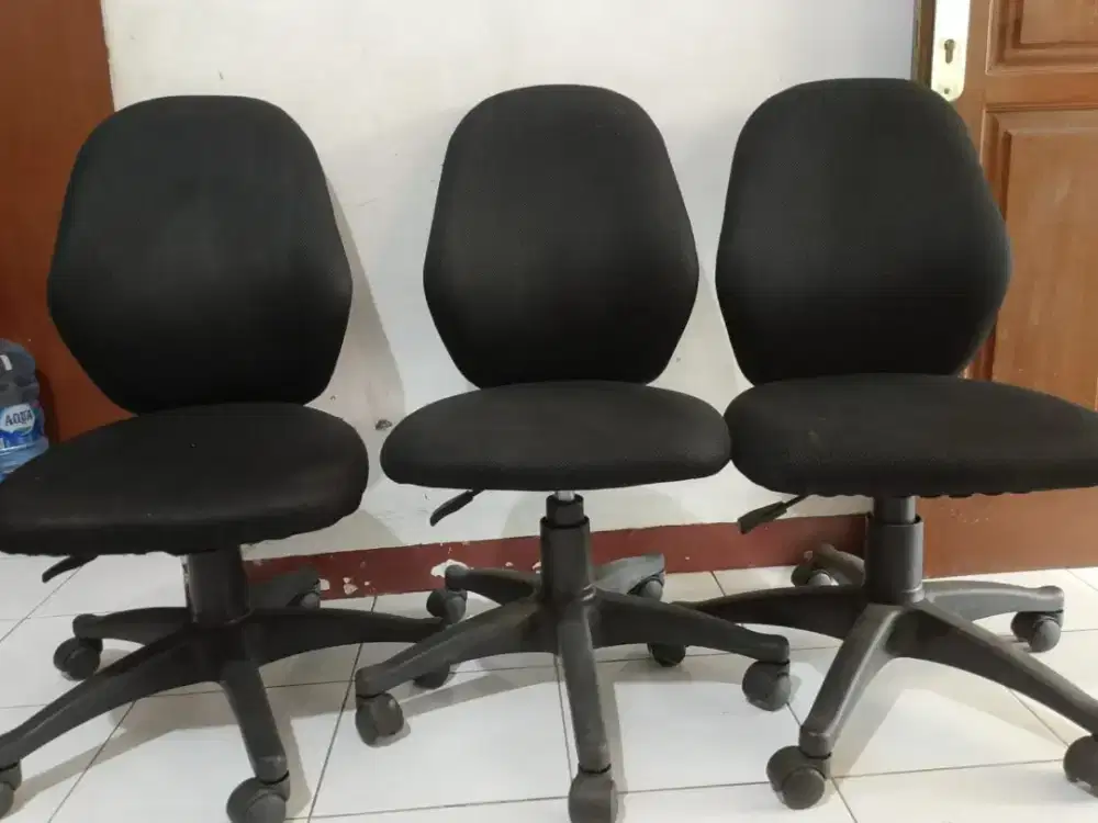 kursi kantor hitam