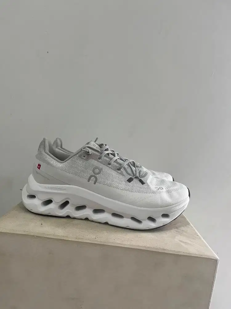 Sepatu Oncloud White Invory