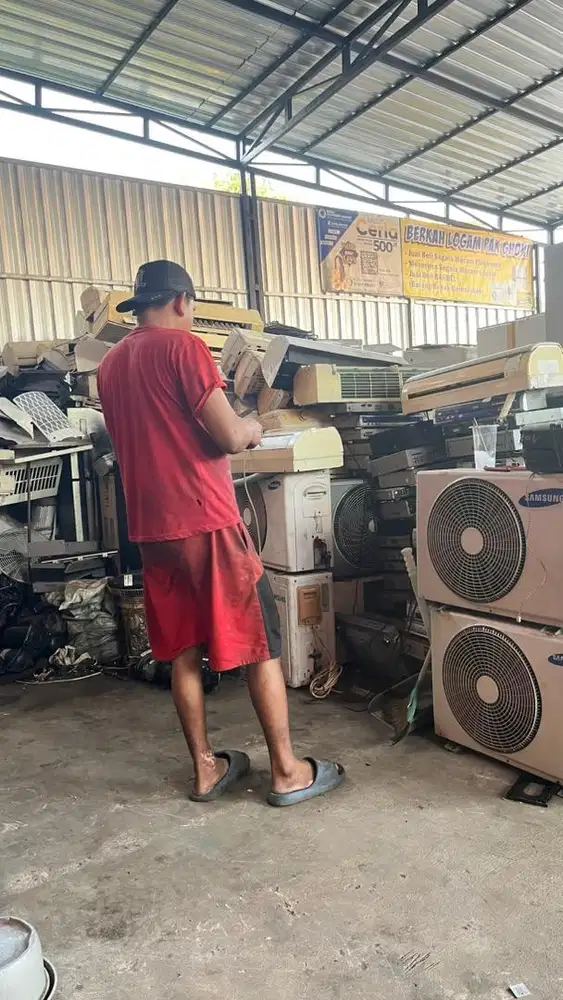 Menerima info elektronik bekas kantor