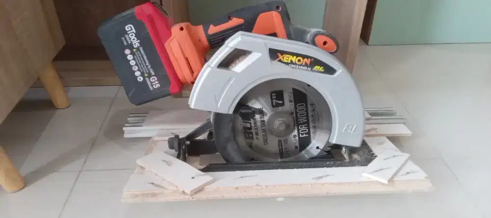 Cicrle saw cordless masih baru