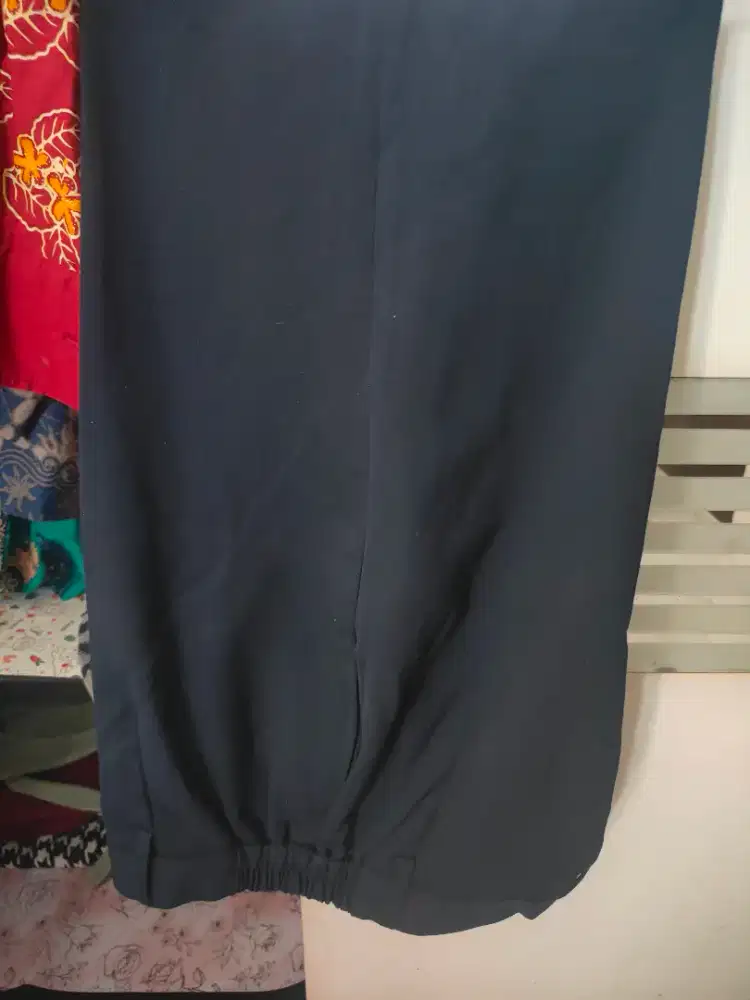 Celana bahan dongker