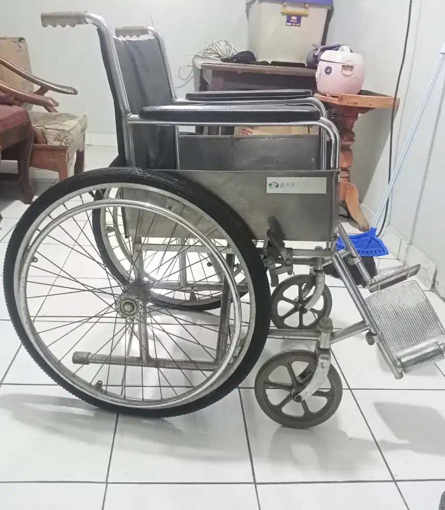 KURSI RODA, masih berfungsi baik,  minus pemakaian
