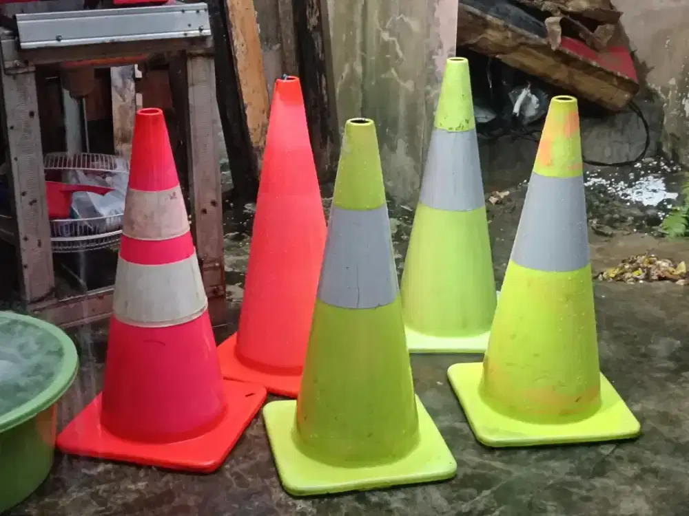Safety traffic cone kerucut karet lalu lintas 70cm tinggi lebar 35cm