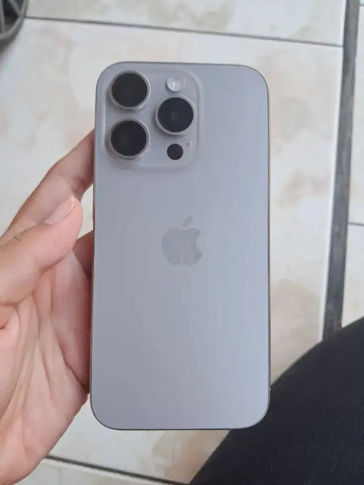 Dijual iphone 15 pro silver